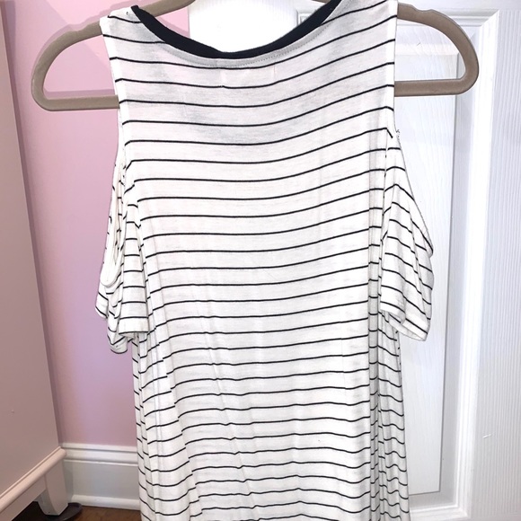 Cut out shoulder short sleeve top - Picture 4 of 4